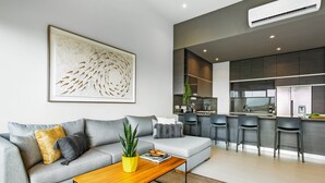Ein modernes Wohnzimmer mit einer Couch, einem Couchtisch und Kunstwerken.