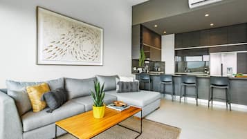 Apartamento, varias camas, balcón, vistas a la piscina (Punto Novo #604B) | Zona de estar