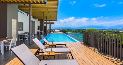 Modern Condo With Breathtaking Views, Infinity Pool, and en Suite Bedrooms