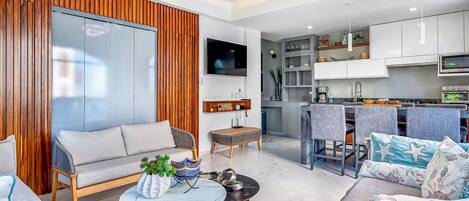 Condo, varias camas, balcón, vista al océano (Playas Gemelas Framboyan 803A) | Área de sala de estar