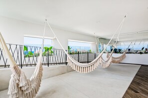 Kondominium, 1 Tempat Tidur Queen dengan tempat tidur Sofa (Amongst the Clouds at Duva 903) | Interior