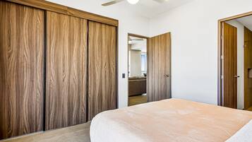 Kondominium, 1 Tempat Tidur Queen dengan tempat tidur Sofa (Amongst the Clouds at Duva 903) | 1 kamar tidur dan didekorasi berbeda-beda
