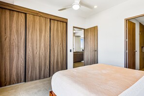 Kondominium, 1 Tempat Tidur Queen dengan tempat tidur Sofa (Amongst the Clouds at Duva 903) | 1 kamar tidur dan didekorasi berbeda-beda