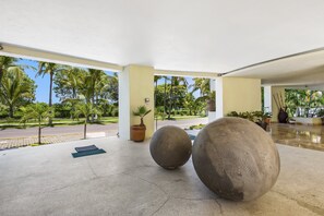 Terrace/patio - Stylish Beach Condo With Private Balcony, Pool, AC and Fitness Room (Nuevo Nayarit)