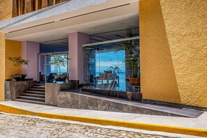 Exterior - Luxurious Condo With Huge, Oceanfront Balcony, Pool & Pool spa (Puerto Vallarta)