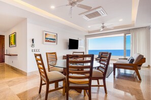 คอนโด, หลายเตียง, ใช้สระว่ายน้ำได้, วิวทะเล (Blue Horizon 603 at Residences) | 2 ห้องนอน, ห้องพักตกแต่งอย่างมีเอกลักษณ์, ตกแต่งพิเศษโดยเฉพาะ