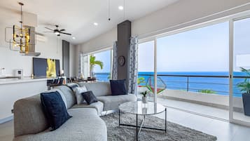 Departamento, varias camas, balcón, vista al océano (Gardenias Residence) | Área de sala de estar