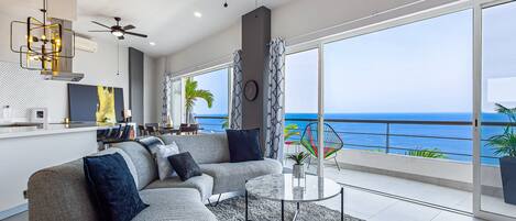 Departamento, varias camas, balcón, vista al océano (Gardenias Residence) | Área de sala de estar