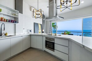 Appartement, plusieurs lits, balcon, vue océan (Gardenias Residence) | Cuisine privée