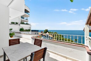 Căn hộ, nhiều giường, có thể sử dụng hồ bơi, quang cảnh bãi biển (Grand Miramar A502) | Khu ẩm thực ngo ài trời