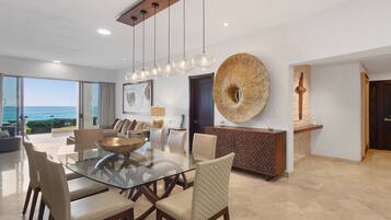 Departamento, varias camas, acceso a la alberca, vista a la playa (Coastal Charm at Garza Blanca)