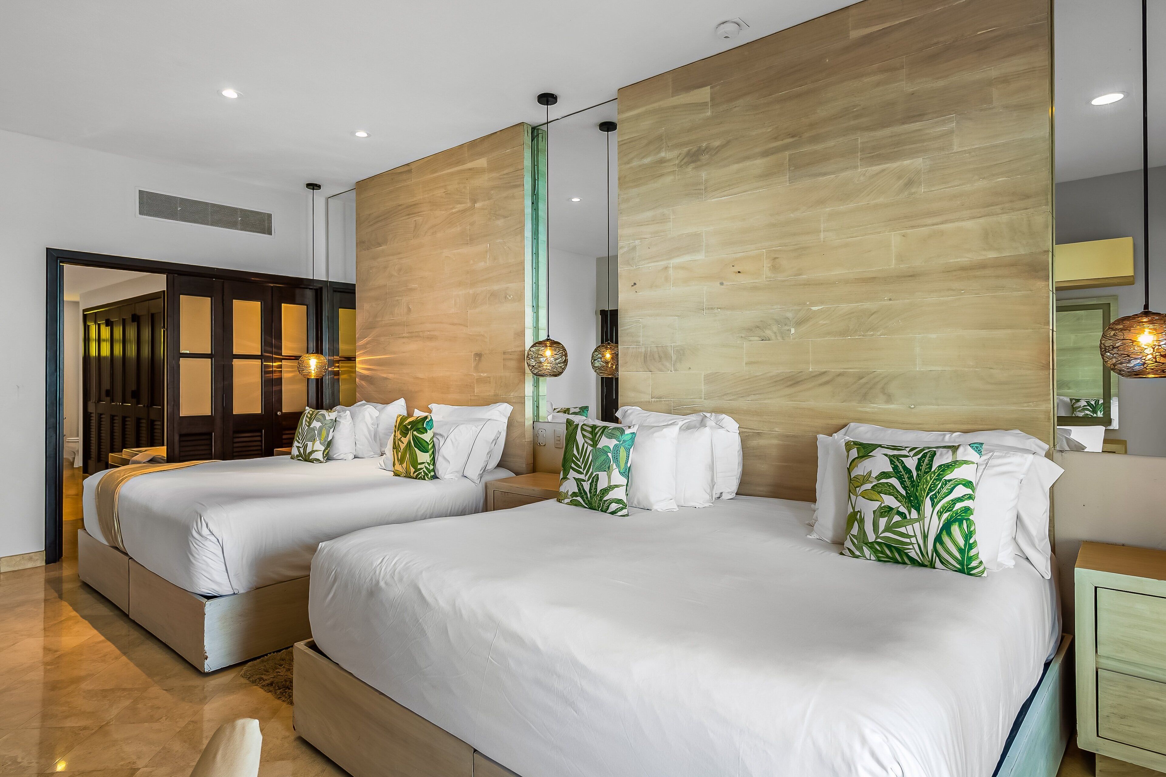 Departamento, varias camas, acceso a la alberca, vista a la playa (Coastal Charm at Garza Blanca)