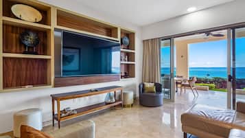 Departamento, varias camas, acceso a la alberca, vista a la playa (Coastal Charm at Garza Blanca) | Área de sala de estar
