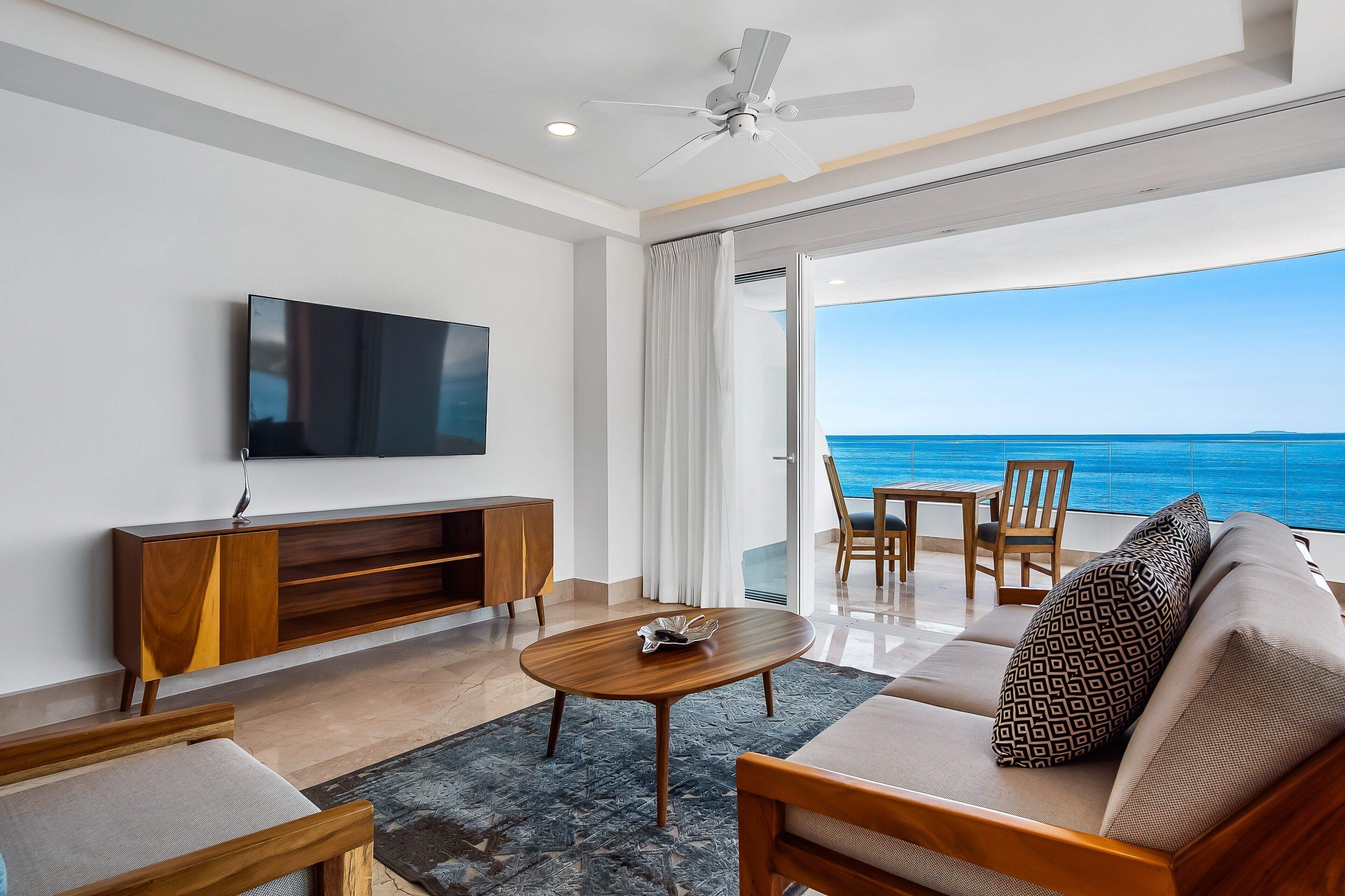 Căn hộ, 1 giường cỡ king, có thể sử dụng hồ bơi, quang cảnh biển (Blue Horizon 601 at Residences) | Khu phòng khách