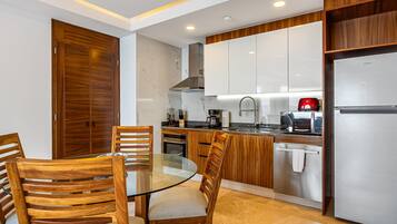 Apartment, 1 King Bed, Pool Access, Ocean View (Blue Horizon 601 at Residences) | Private kitchen
