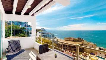 Departamento, varias camas, acceso a la alberca, vista al océano (Torre Malibu, PH # 901) | Restaurante al aire libre