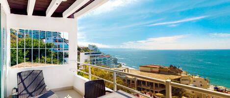 Apartment, Multiple Beds, Pool Access, Ocean View (Torre Malibu, PH # 901) | Outdoor dining
