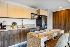 Kondominium, 1 Tempat Tidur King dengan tempat tidur Sofa, balkon (DUVA, Unit 105) | Dapur pribadi