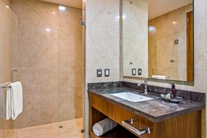 Condo, varias camas, acceso a la alberca, vista al océano (Blue Horizon 201 at Residences) | Baño | Toallas 