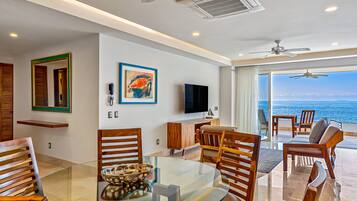 Condo, varias camas, acceso a la alberca, vista al océano (Blue Horizon 201 at Residences) | 2 habitaciones, decoración personalizada y muebles diferentes
