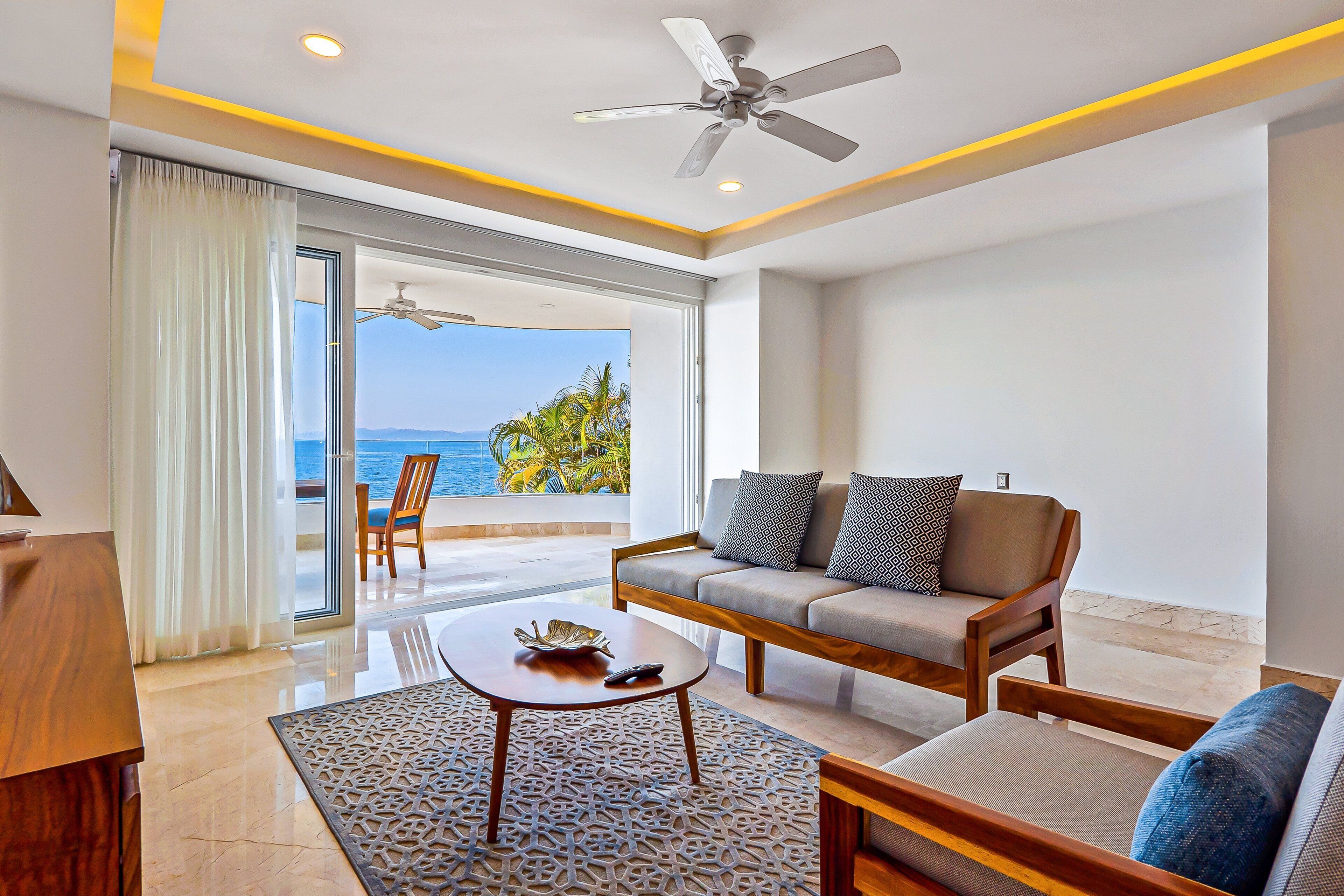 Condo, varias camas, acceso a la alberca, vista al océano (Blue Horizon 201 at Residences) | Área de sala de estar