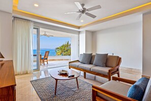 Condo, varias camas, acceso a la alberca, vista al océano (Blue Horizon 201 at Residences) | Área de sala de estar