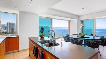 Condo, varias camas, acceso a la alberca, vista al océano (Seize The Sun, 1-1505) | 3 habitaciones, decoración personalizada y muebles diferentes
