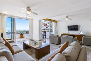 Appartamento, letti multipli, accesso alla piscina, vista oceano (Grand Miramar A601) | Area soggiorno