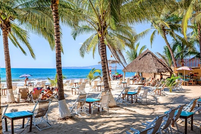 Stylish Beach Condo With Balcony View, Pool, Wifi & Central AC