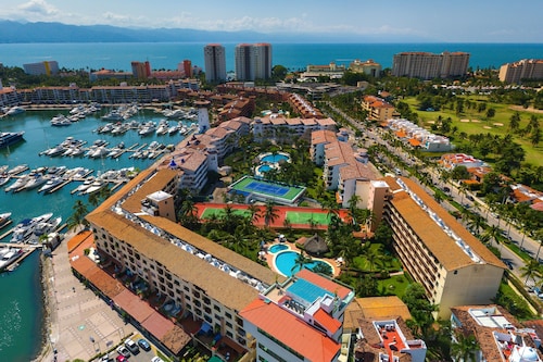 Marina Condo Near Golf Course, Beach, & Dining With Pool & Tennis Courts