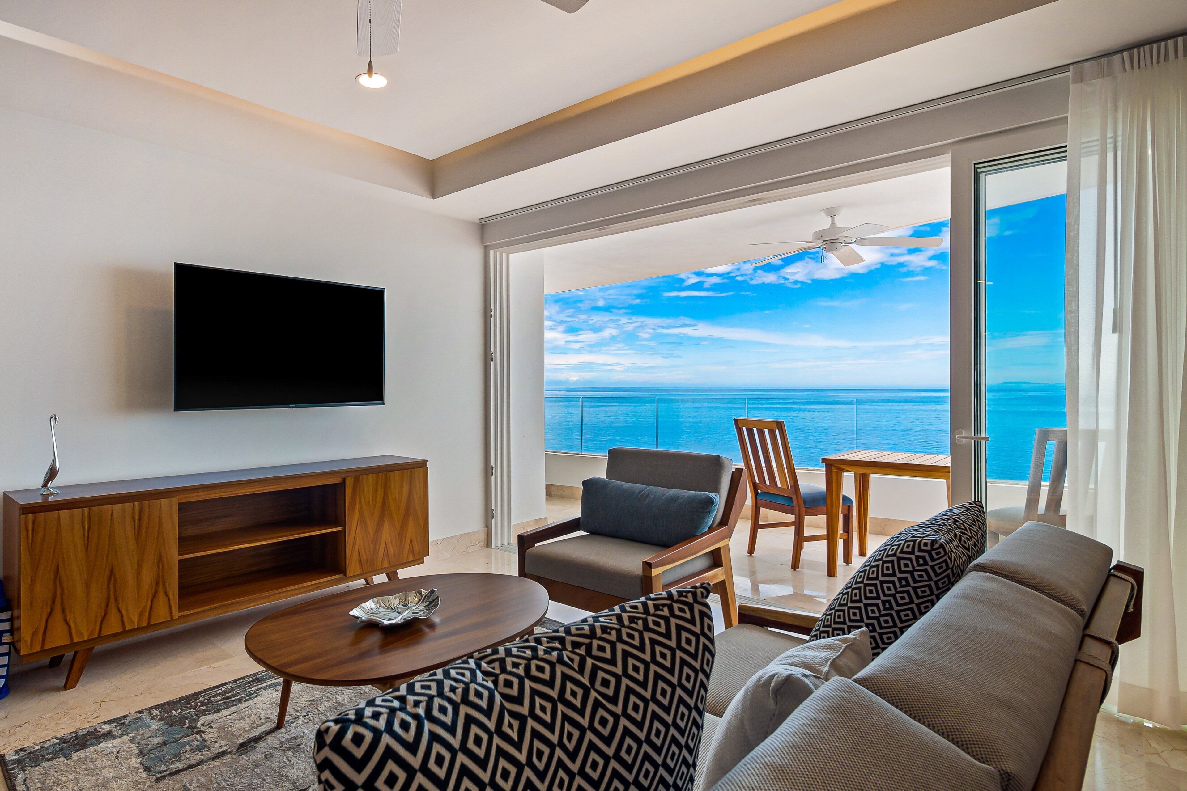 Apartamento, 1 cama King, acesso à piscina, vista para o oceano (Blue Horizon 302 at Residences) | Área de estar