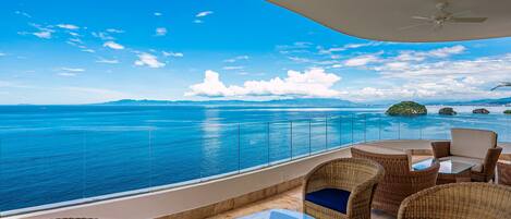 Apartment, Mehrere Betten, Poolzugang, Meerblick (Blue Horizon 1201 PH at Residences) | Terrasse/Patio