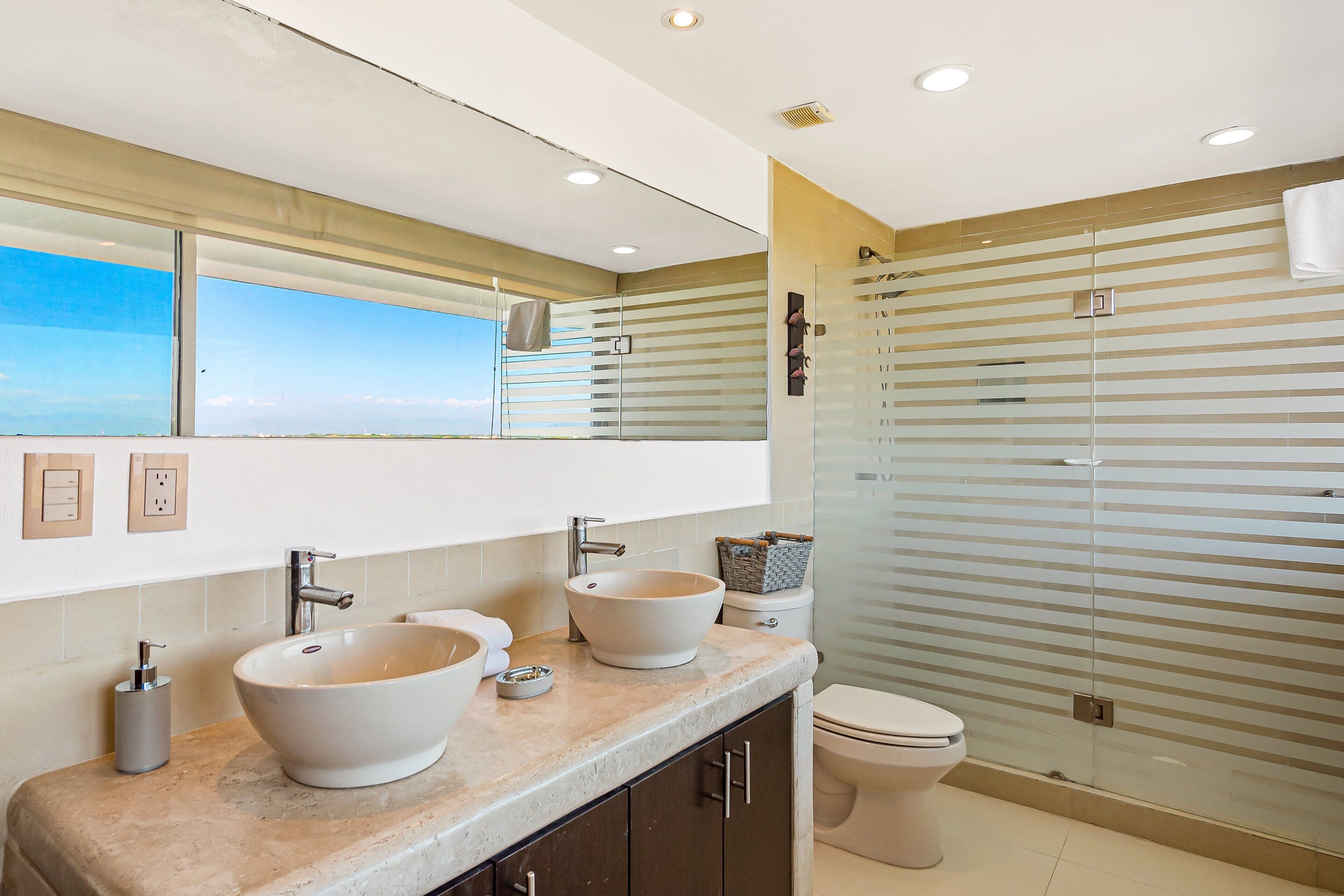 Condo, varias camas, acceso a la alberca, vista a la playa (Nitta Condo # 503 Penthouse) | Baño | Toallas 