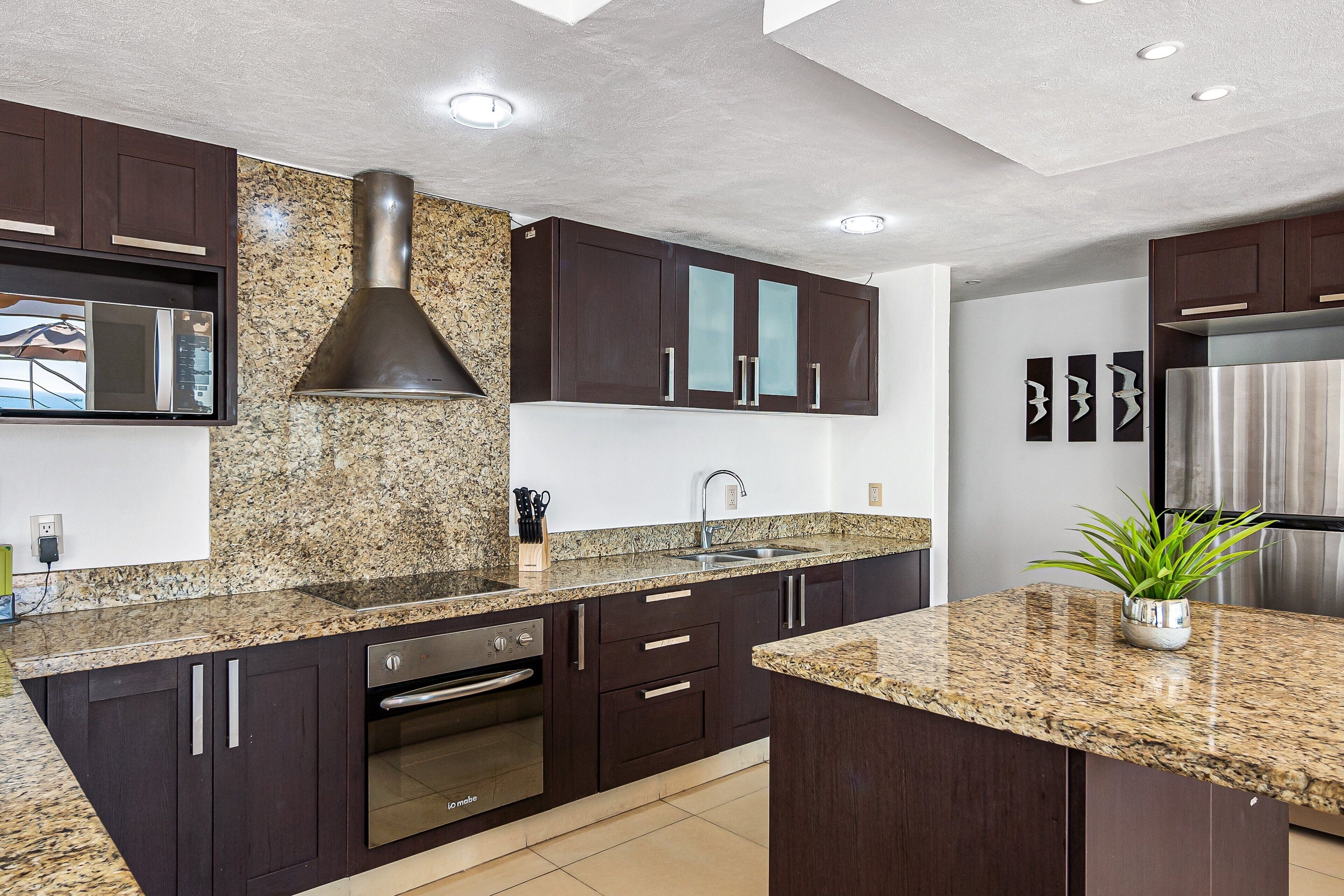 Condo, varias camas, acceso a la alberca, vista a la playa (Nitta Condo # 503 Penthouse) | Cocina privada