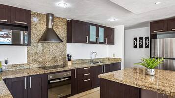 Condo, varias camas, acceso a la alberca, vista a la playa (Nitta Condo # 503 Penthouse) | Cocina privada