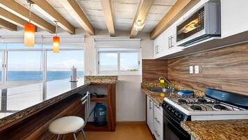 Apartment, 1 King Bed with Sofa bed, Pool Access, Ocean View (Torre Malibu, PH #902) | Private kitchen