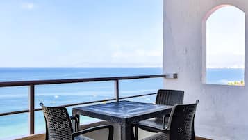 Apartment, 1 King Bed with Sofa bed, Pool Access, Ocean View (Torre Malibu, PH #902) | Outdoor dining