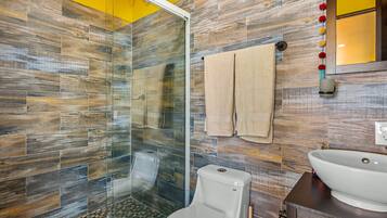 Estudio, 1 cama Queen size, balcón, vista al océano (Gardenias Studio) | Baño | Toallas