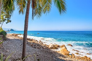 Beach - Beachfront Dream Retreat With Pool, Tennis & gym Access - Washer/dryer, AC (Puerto Vallarta)