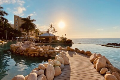 Beachfront Dream Retreat With Pool, Tennis & gym Access - Washer/dryer, AC