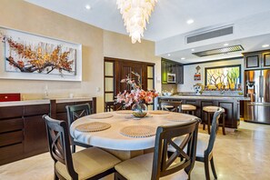 Lejlighed - flere senge - adgang til pool - havudsigt (Garza Blanca Preserve Resort 2101 A/B) | Spiseområde