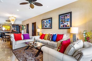 Living area - Beachfront Dream Retreat With Pool, Tennis & gym Access - Washer/dryer, AC (Puerto Vallarta)