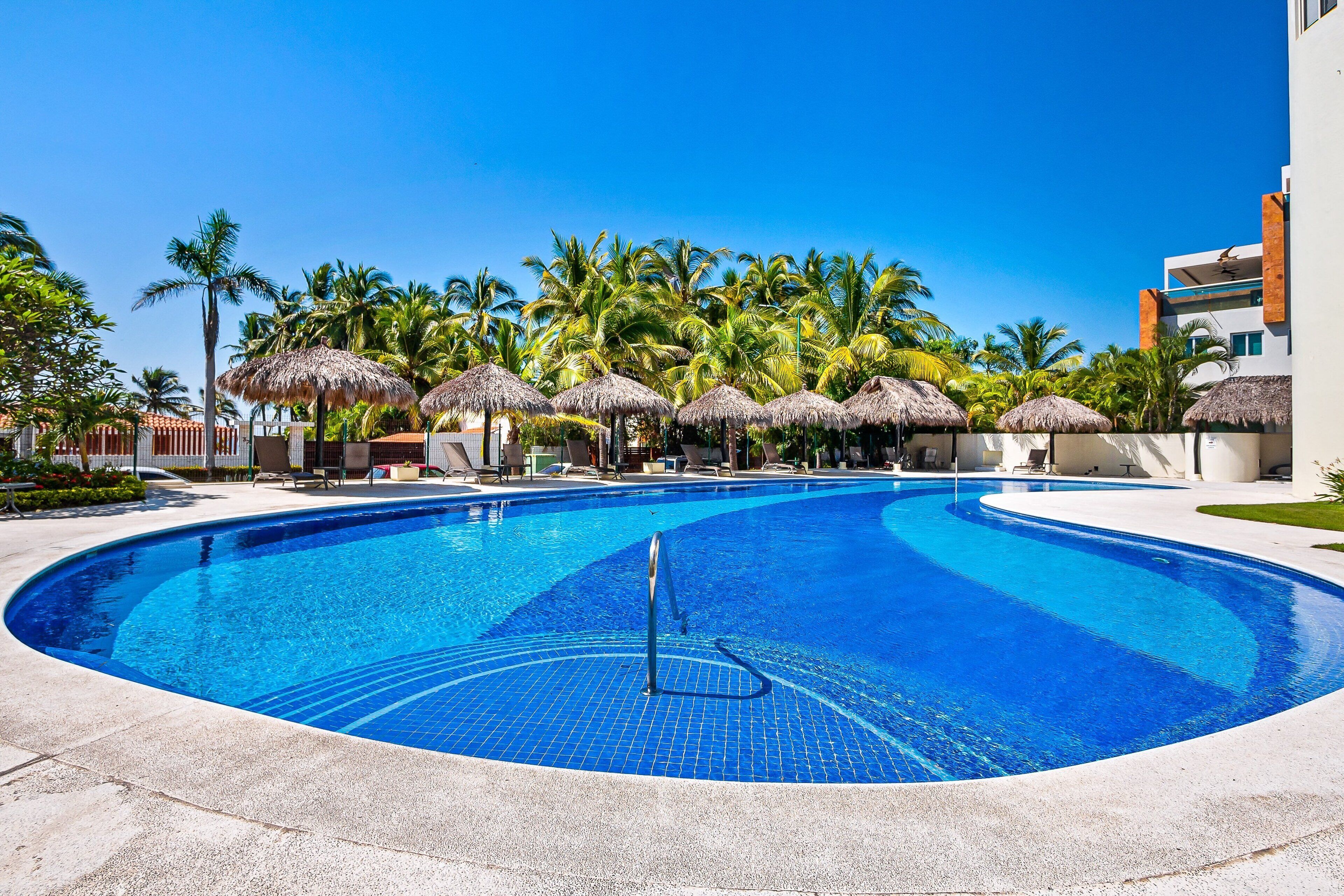 Una piscina al aire libre