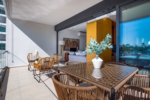 คอนโด, หลายเตียง, ใช้สระว่ายน้ำได้, วิวทะเล (Aria Ocean Condo, # 403 T3) | รับประทานอาหารกลางแจ้ง