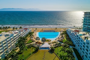 Outdoor pool - Oceanfront Condo With a Full Kitchen, Pool, & Beach Access (Nuevo Nayarit)