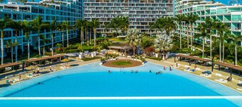 Oceanfront Condo With a Full Kitchen, Pool, & Beach Access