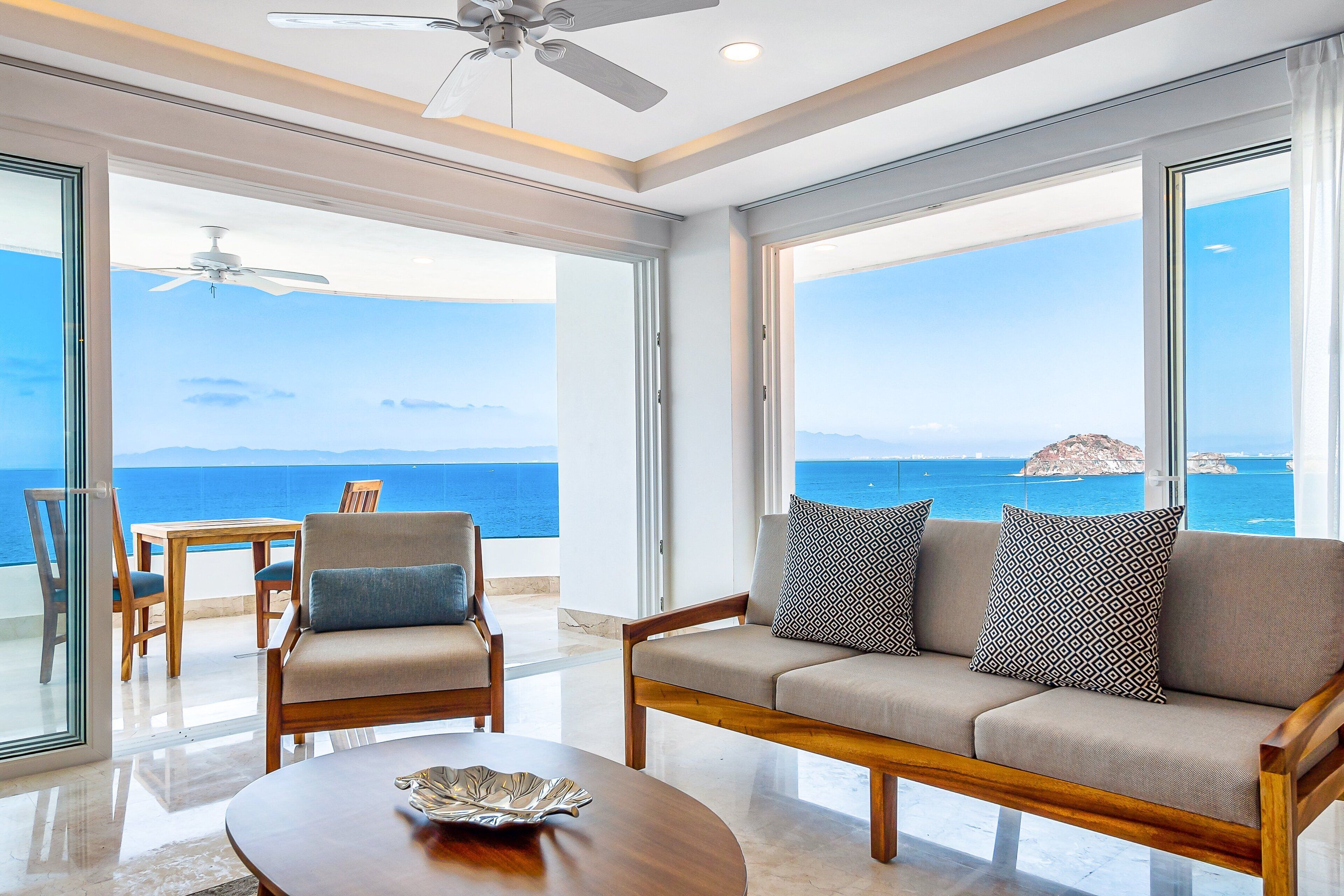 Condo, 1 cama King size, hidromasaje, vista al océano (Blue Horizon 801 at Residences) | Área de sala de estar