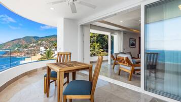 Condo, 1 cama King size, hidromasaje, vista al océano (Blue Horizon 801 at Residences) | Restaurante al aire libre