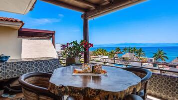 Condo, varias camas, acceso a la alberca, vista al océano (Casa Petosa - El Anclote) | Restaurante al aire libre