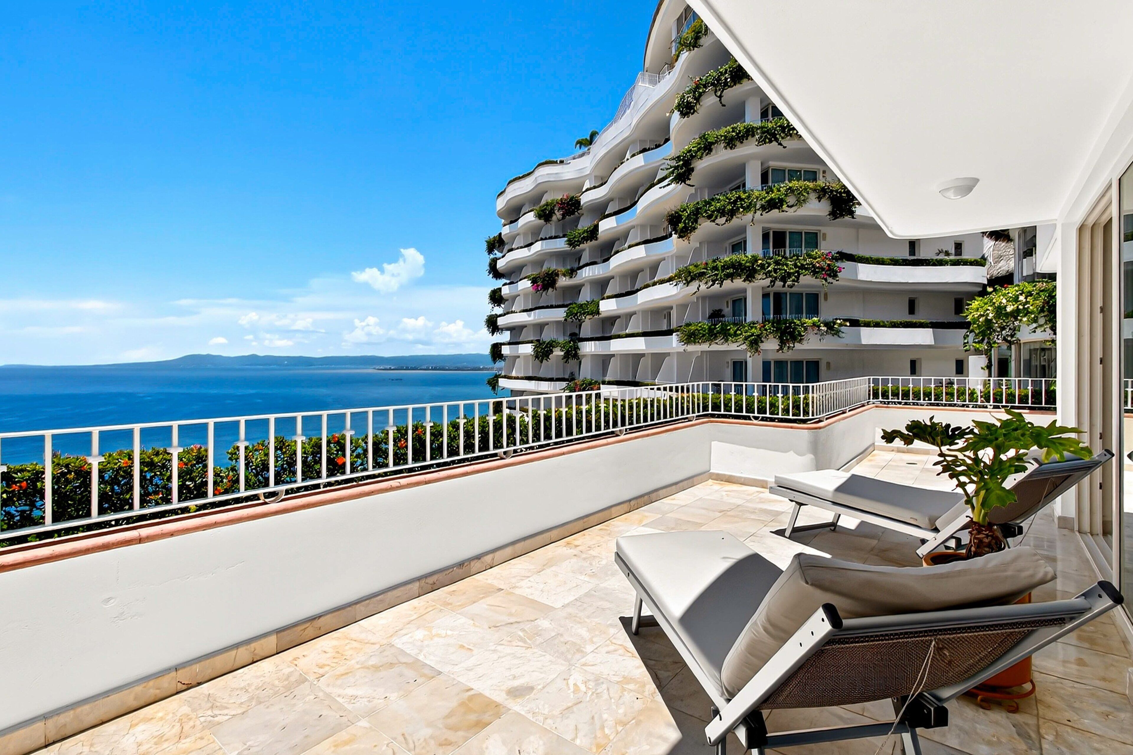 Appartement, plusieurs lits, accès piscine, vue océan (Grand Miramar A301) | Terrasse/Patio
